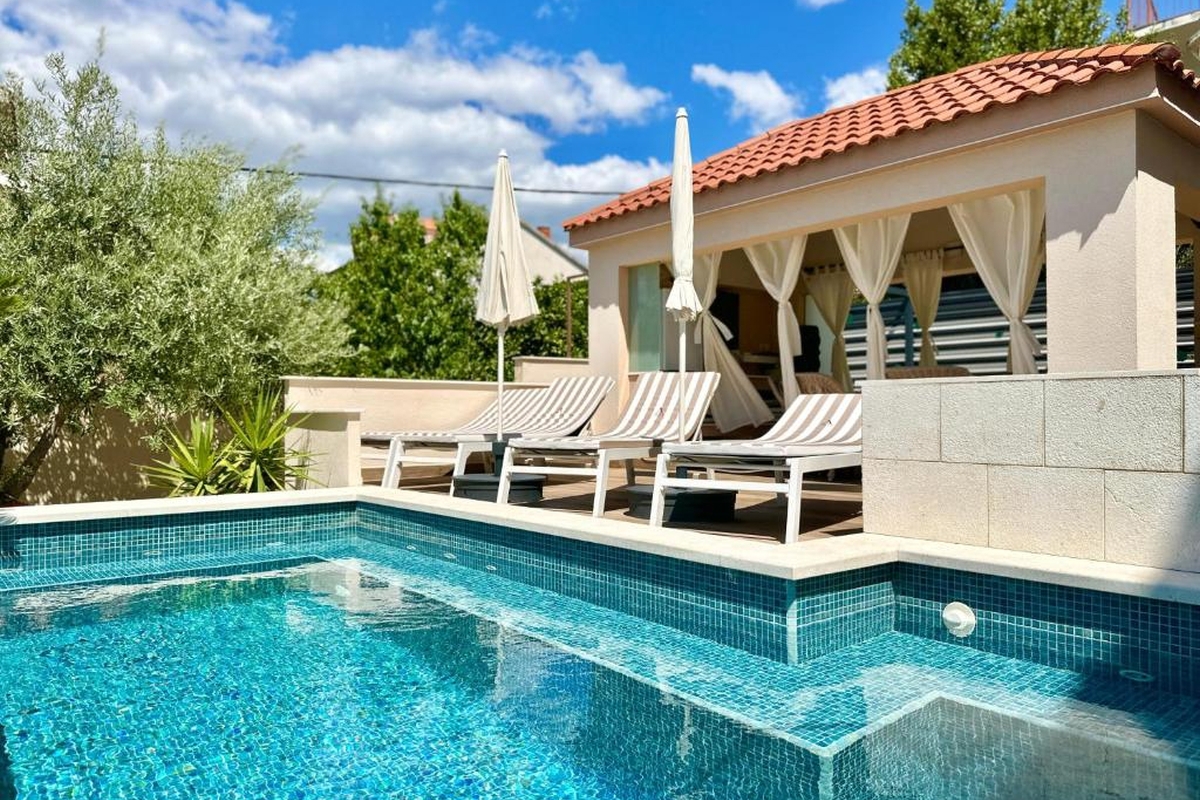 Appartamento moderno con vista mare e piscina