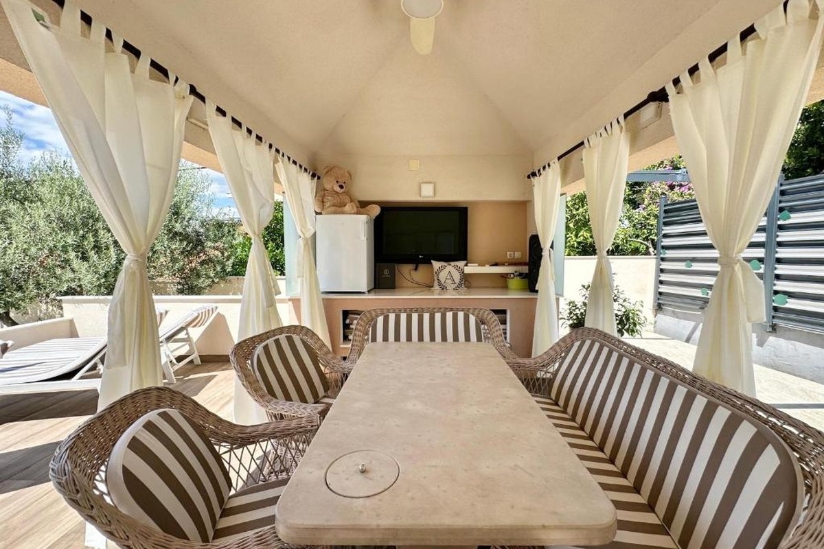 Appartamento moderno con vista mare e piscina