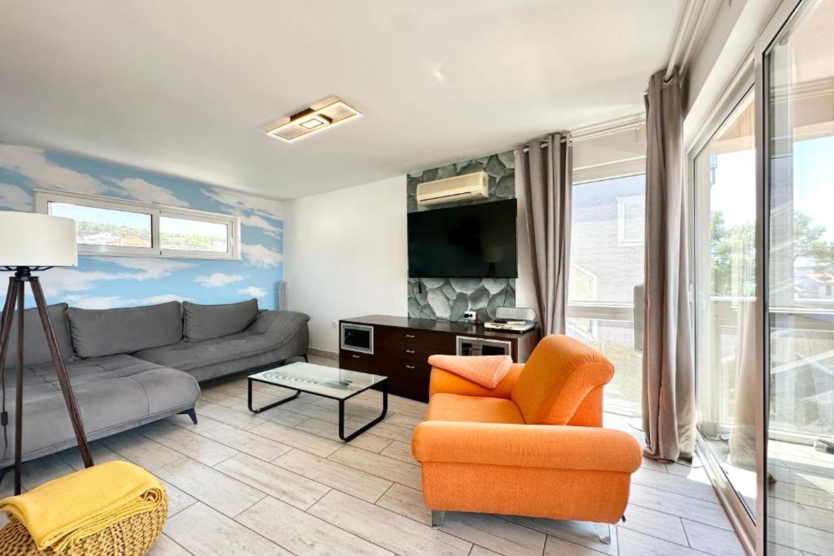 Appartamento moderno con vista mare e piscina