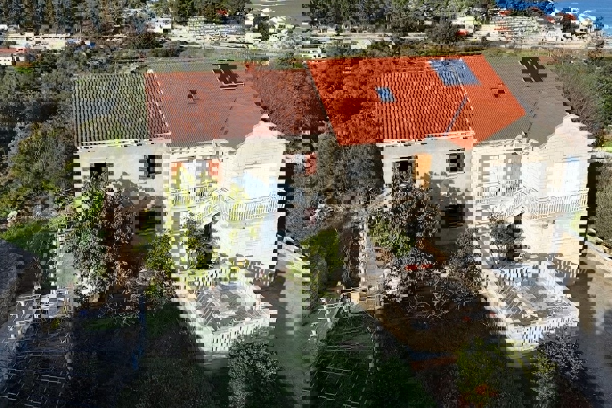 Casa bifamiliare con vista mare