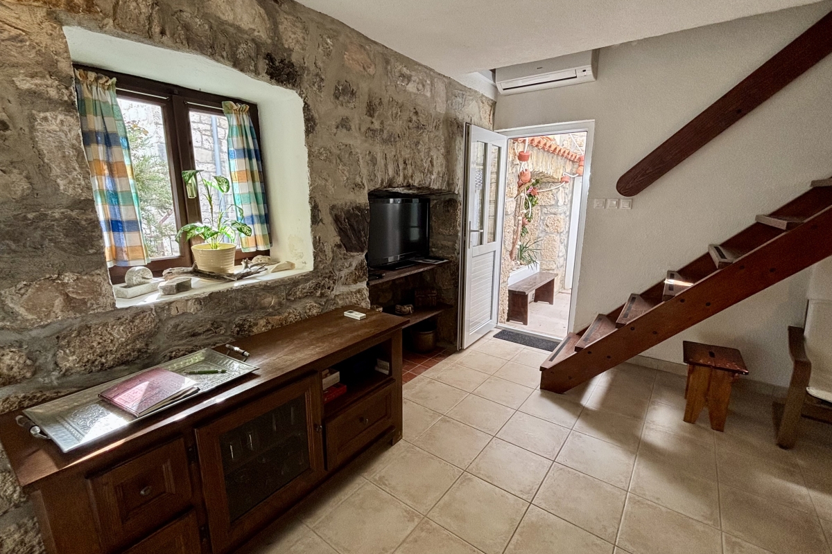 Casa in pietra ristrutturata in prima fila dal mare