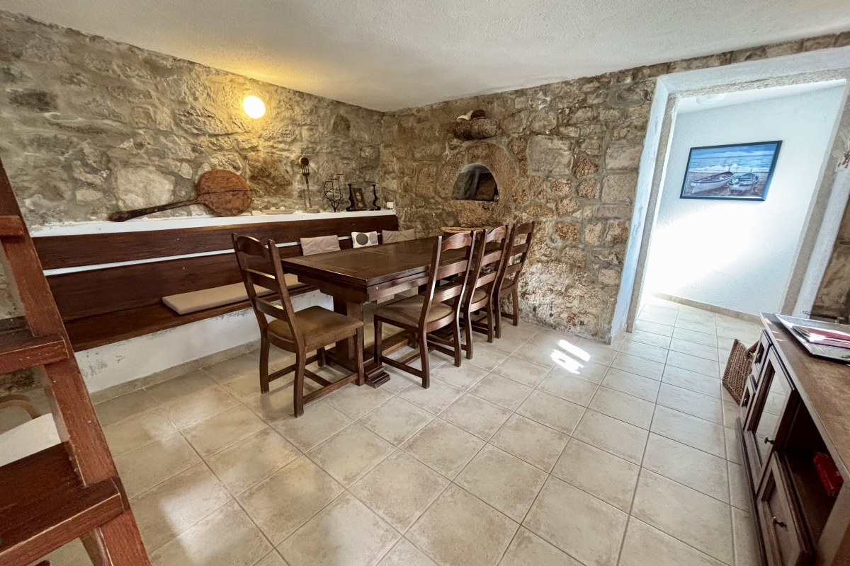 Casa in pietra ristrutturata in prima fila dal mare