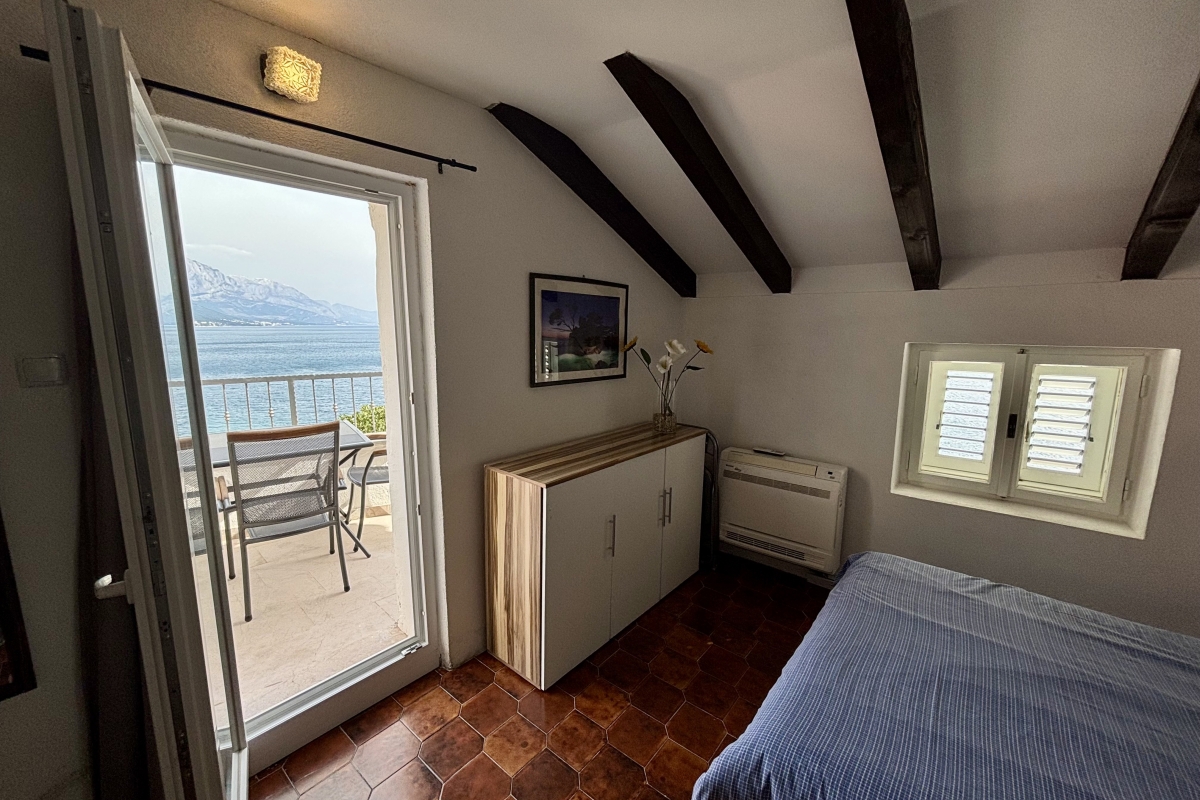 Casa in pietra ristrutturata in prima fila dal mare