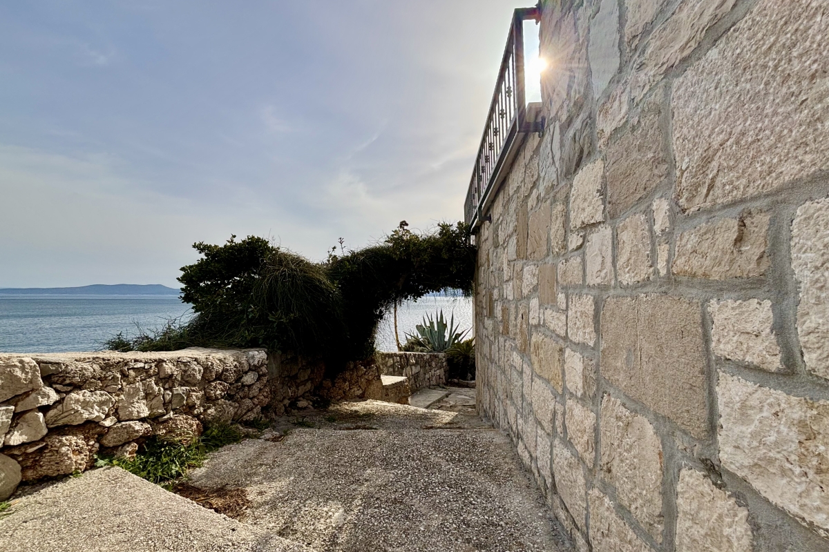 Casa in pietra ristrutturata in prima fila dal mare