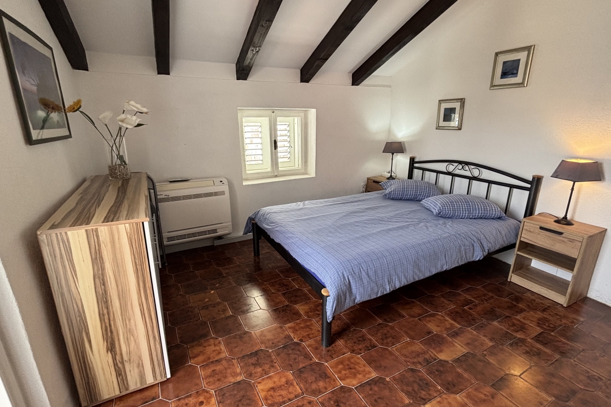 Casa in pietra ristrutturata in prima fila dal mare