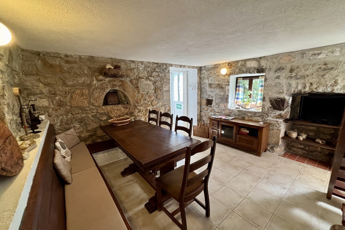 Casa in pietra ristrutturata in prima fila dal mare