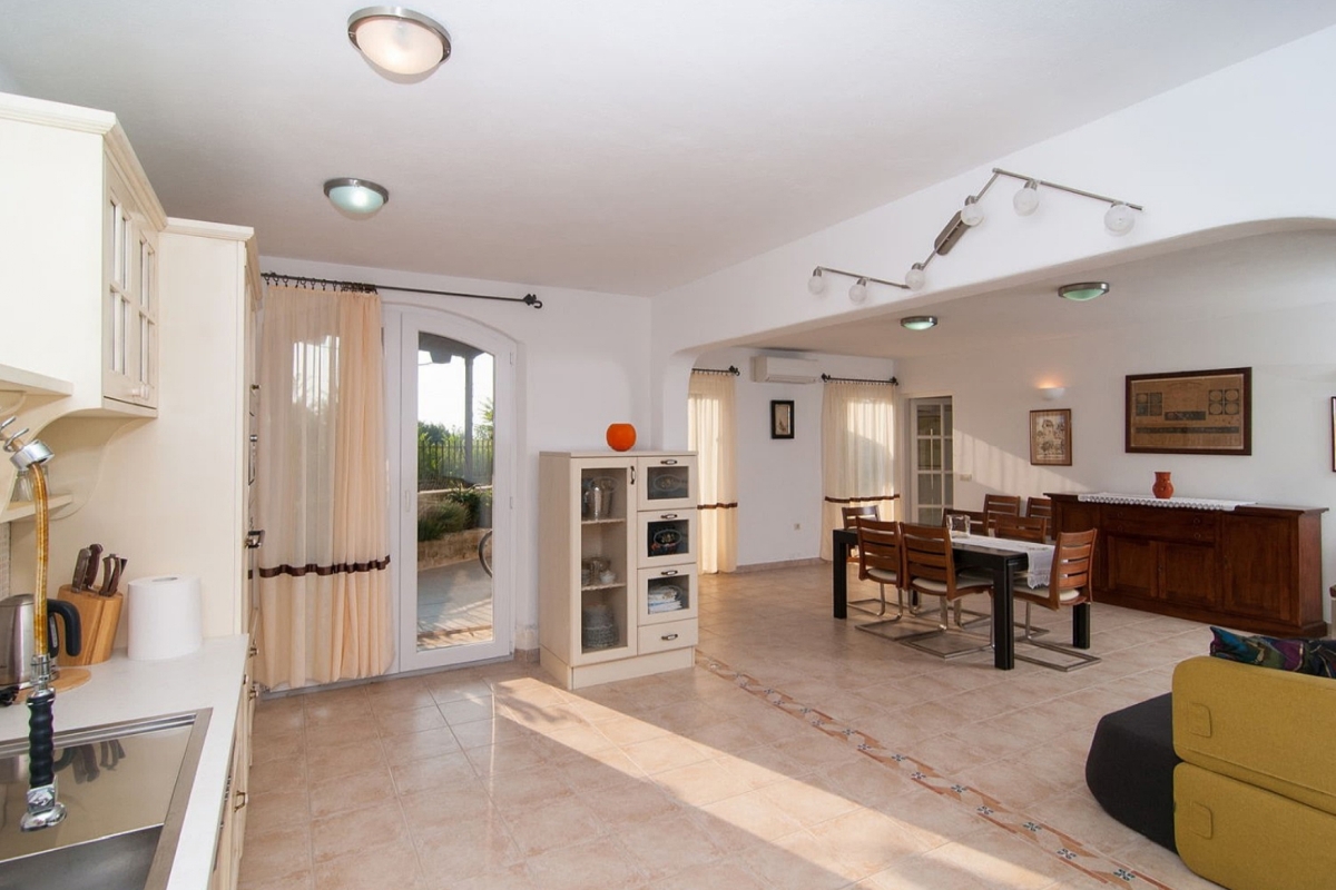 Casa con vista mare e piscina