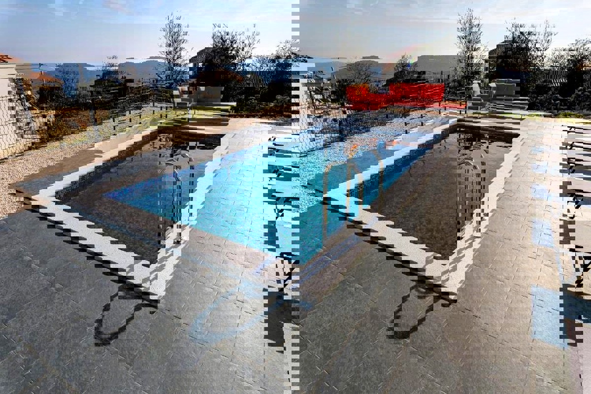 Villa con piscina riscaldata e vista mare