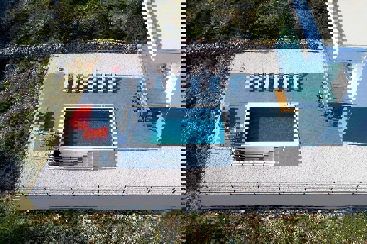 Villa con piscina riscaldata e vista mare