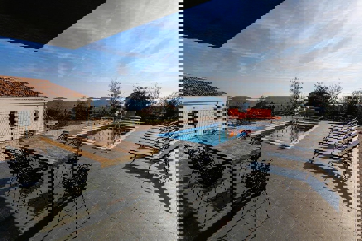 Villa con piscina riscaldata e vista mare