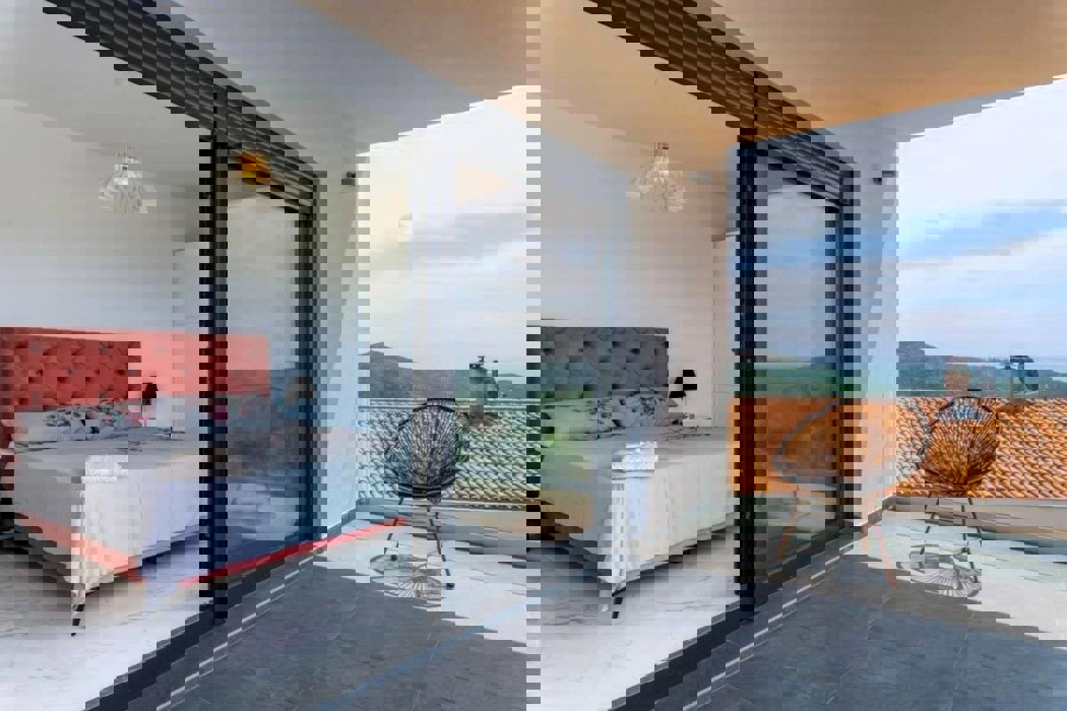 Villa con piscina riscaldata e vista mare