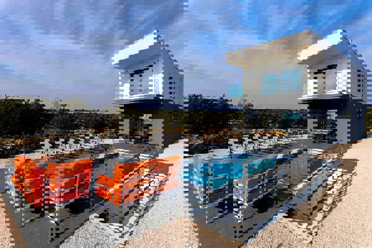 Villa con piscina riscaldata e vista mare