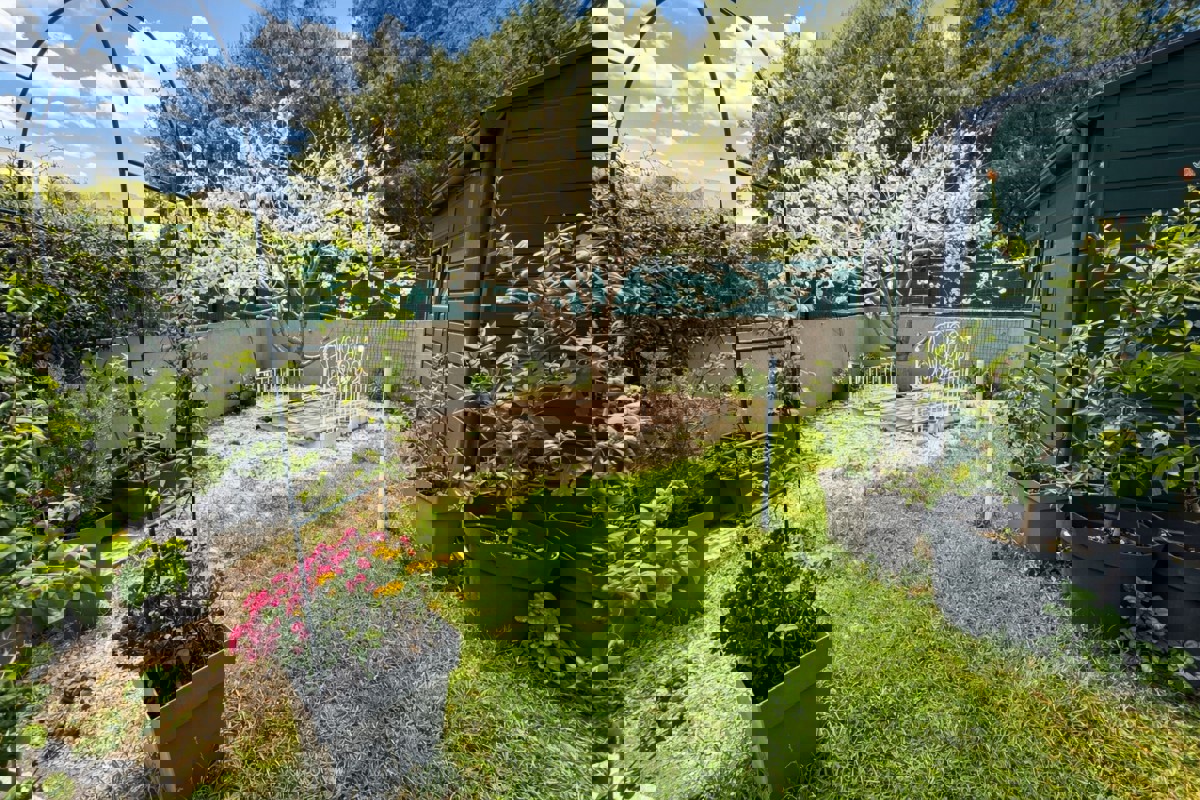 Moderno appartamento con due camere da letto e ampio giardino privato