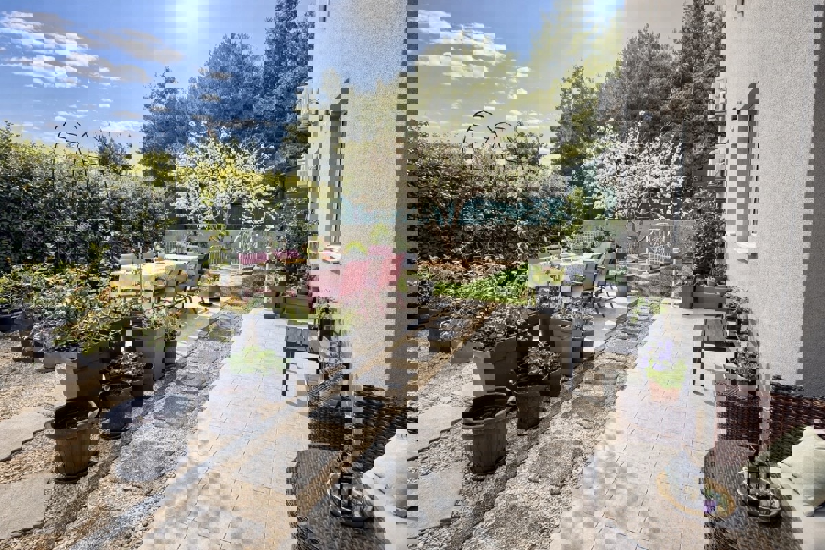 Moderno appartamento con due camere da letto e ampio giardino privato