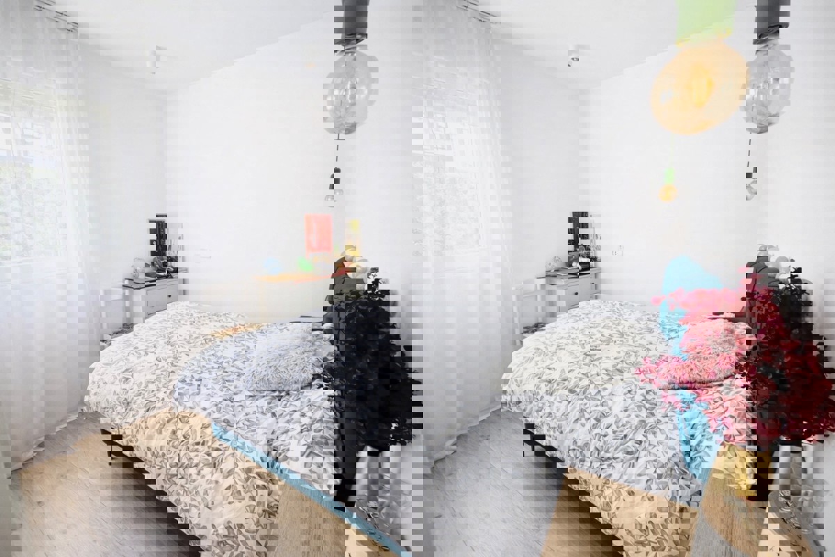 Moderno appartamento con due camere da letto e ampio giardino privato