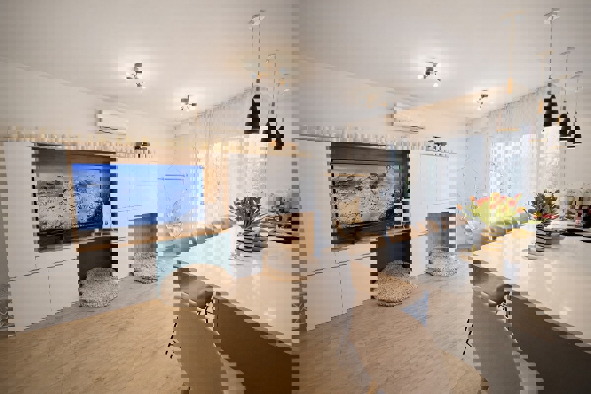 Moderno appartamento con due camere da letto e ampio giardino privato