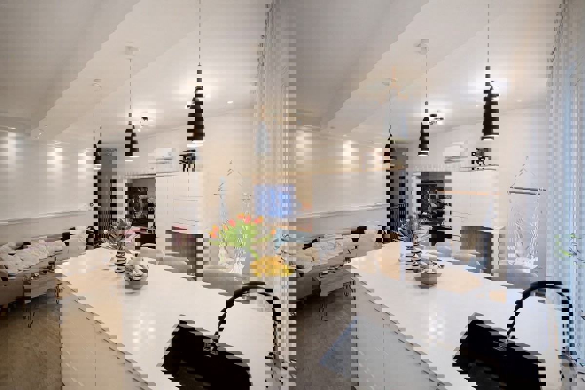 Moderno appartamento con due camere da letto e ampio giardino privato