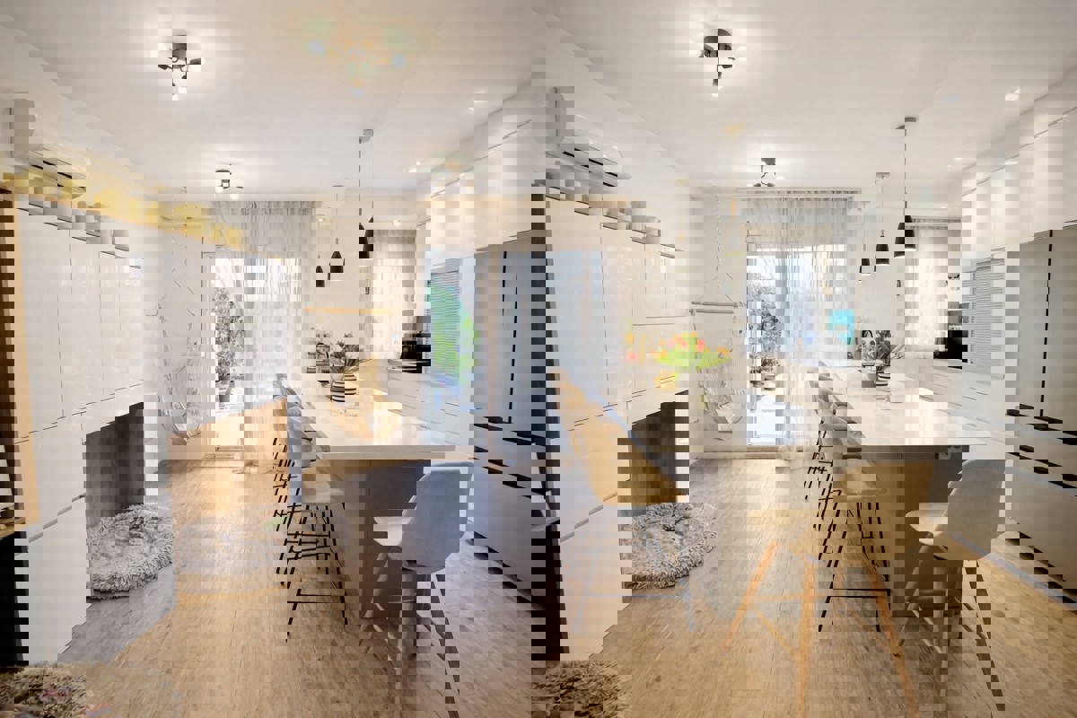 Moderno appartamento con due camere da letto e ampio giardino privato