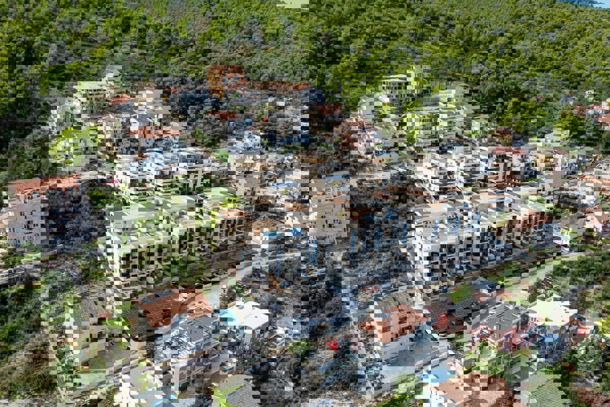 Appartamento con due camere da letto e loggia vicino al mare