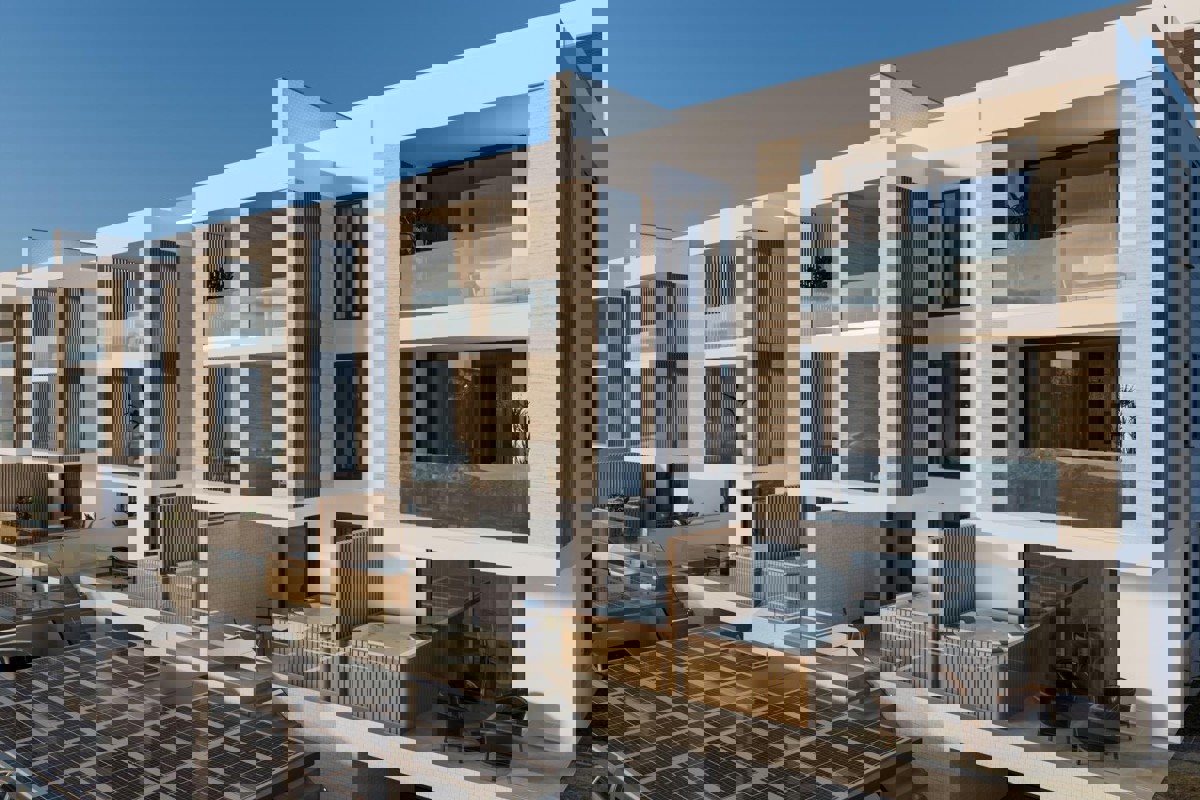 Appartamento con due camere da letto e loggia vicino al mare