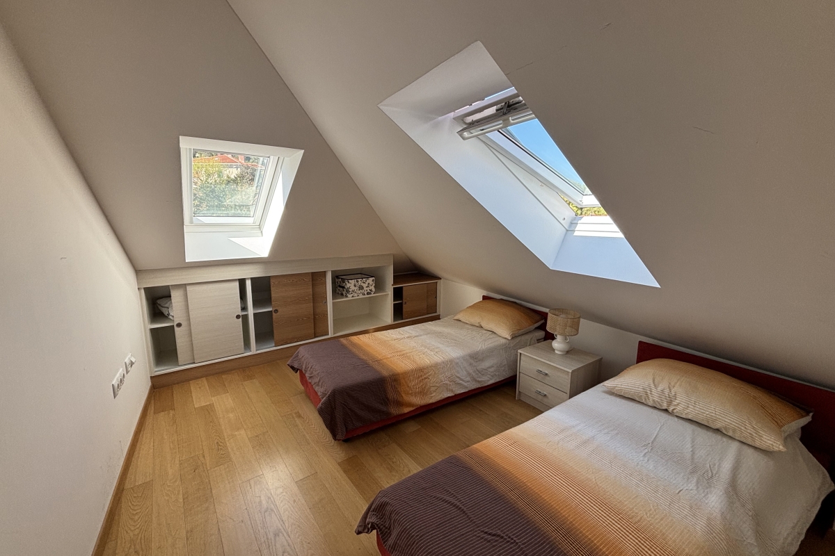 Appartamento arredato con due camere da letto e vista mare in posizione privilegiata