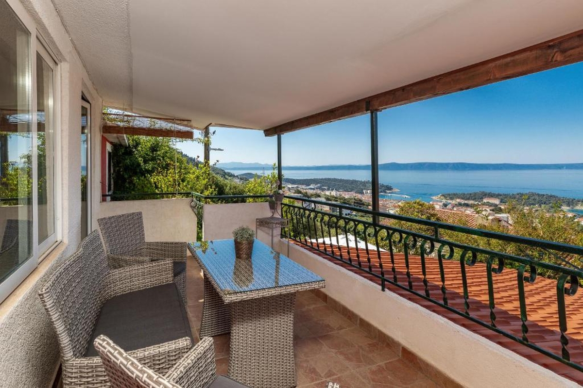 Casa con piscina e vista panoramica sul mare