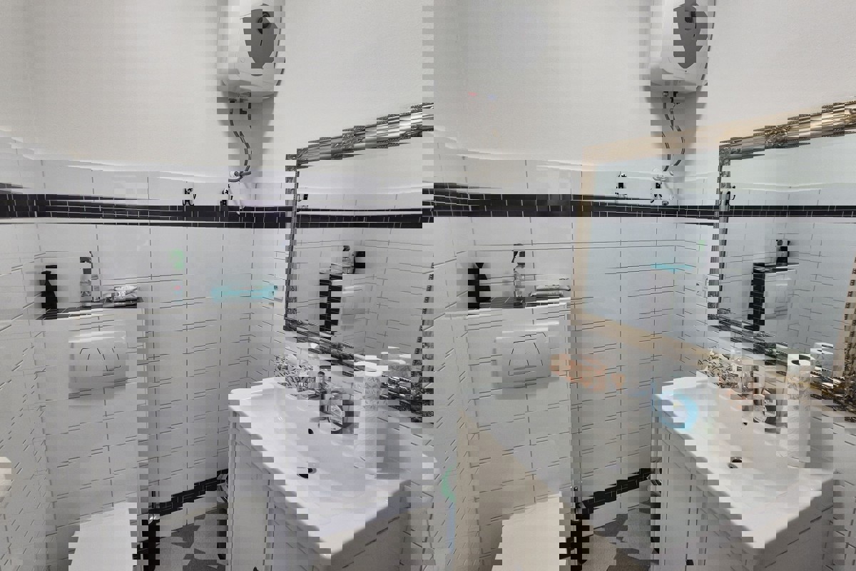 Locale commerciale in centro città con parcheggio custodito