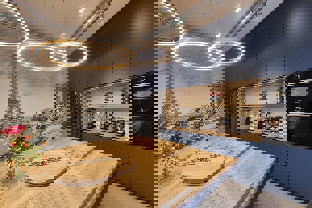 Locale commerciale in centro città con parcheggio custodito