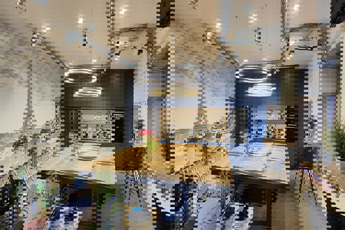 Locale commerciale in centro città con parcheggio custodito