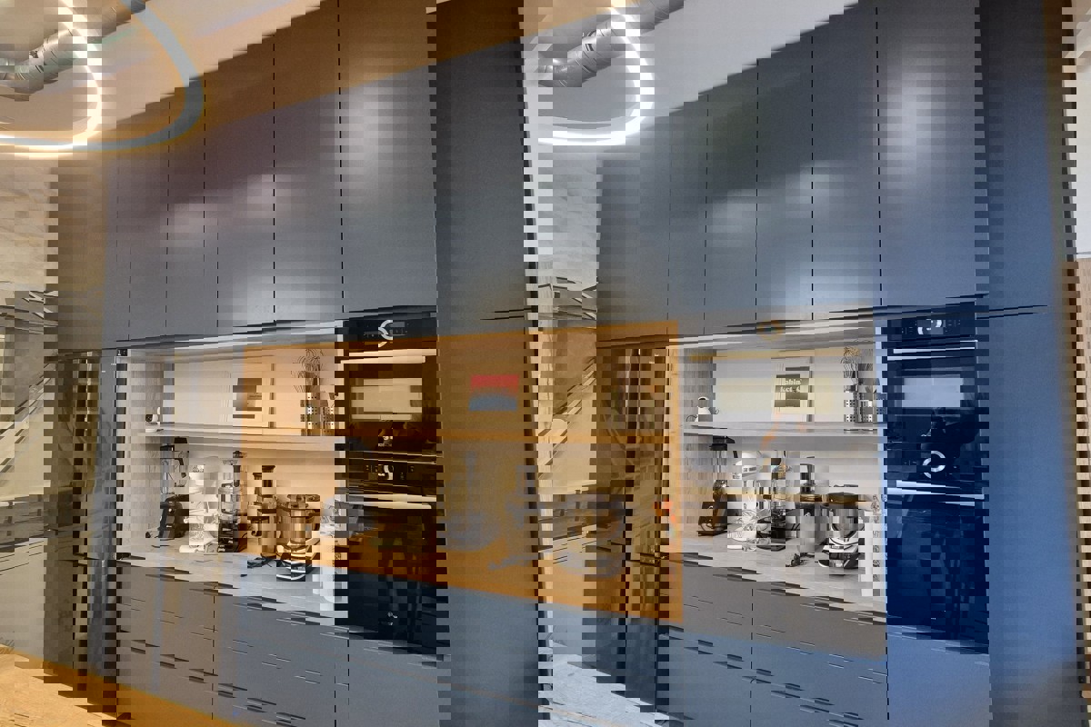 Locale commerciale in centro città con parcheggio custodito