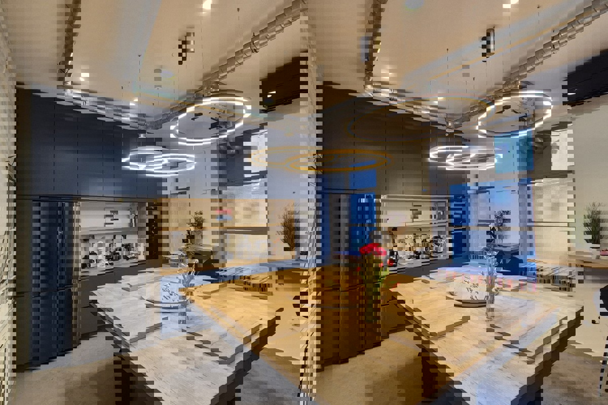 Locale commerciale in centro città con parcheggio custodito