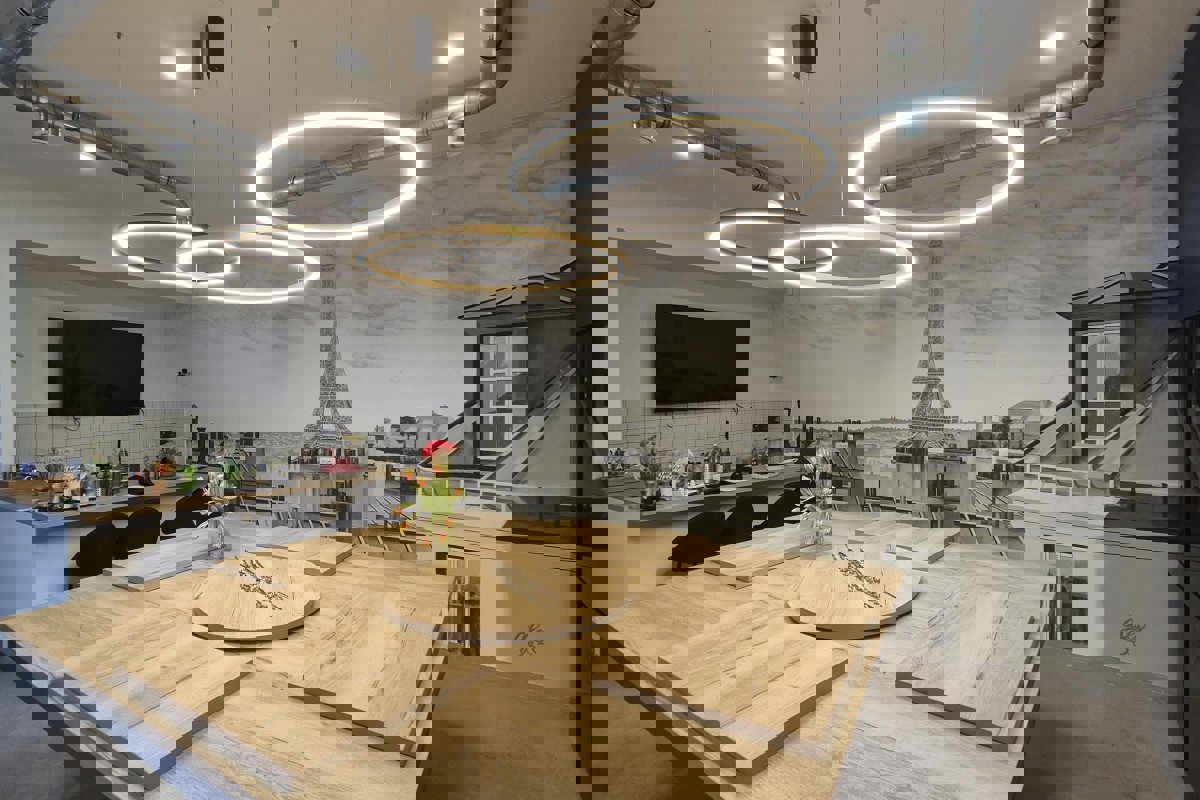 Locale commerciale in centro città con parcheggio custodito