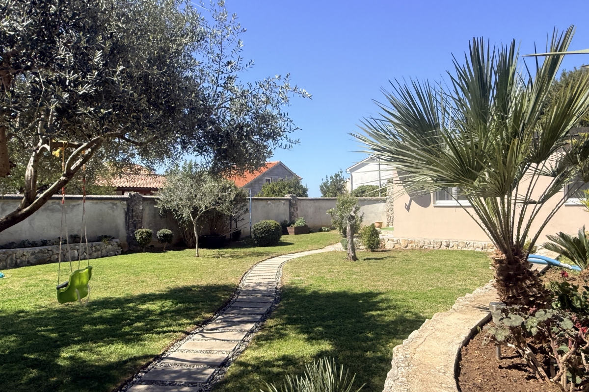 Villa su un ampio terreno con piscina riscaldata e vista mare aperta