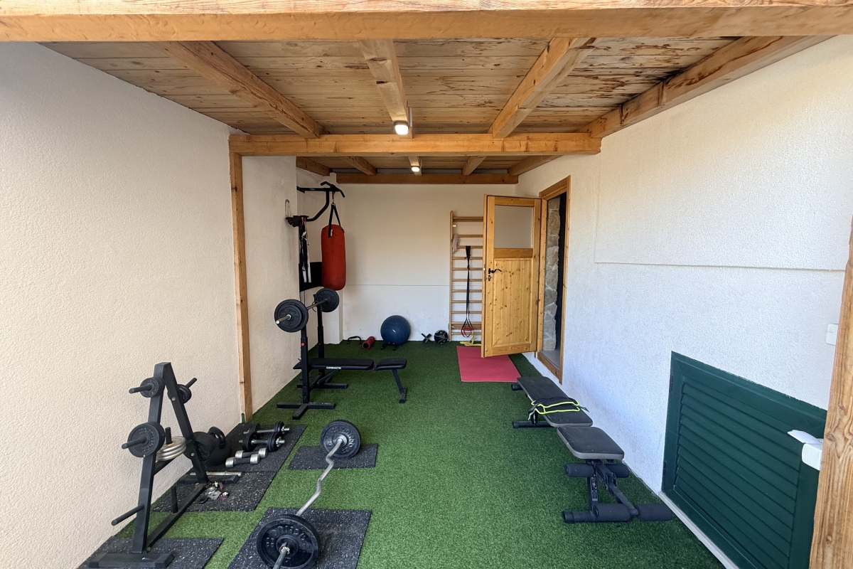 Villa su un ampio terreno con piscina riscaldata e vista mare aperta