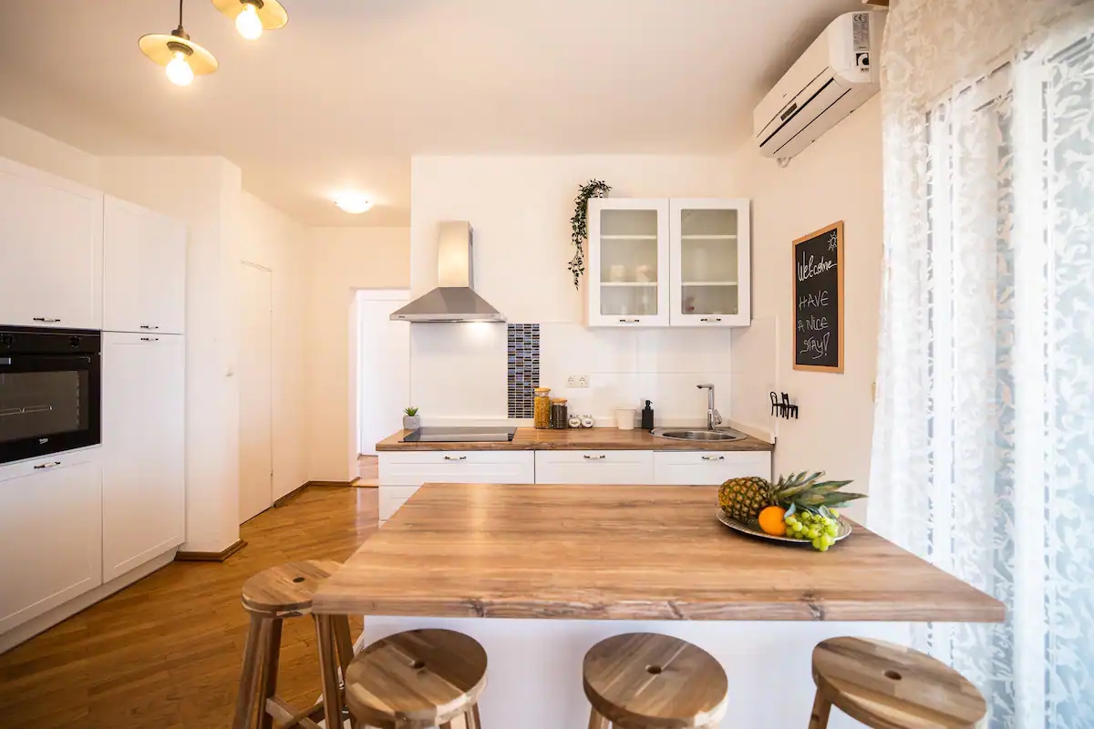 Villa su un ampio terreno con piscina riscaldata e vista mare aperta