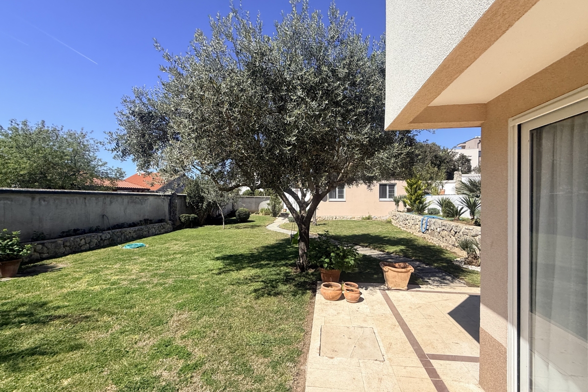 Villa su un ampio terreno con piscina riscaldata e vista mare aperta