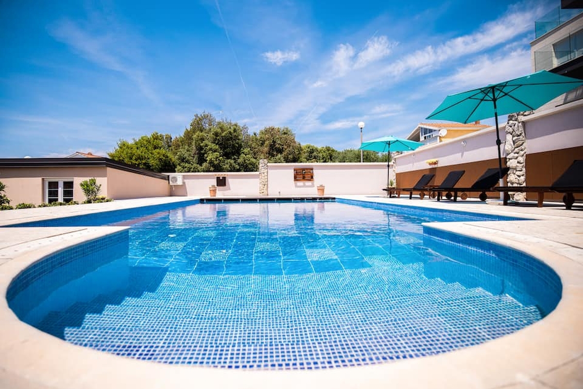 Villa su un ampio terreno con piscina riscaldata e vista mare aperta