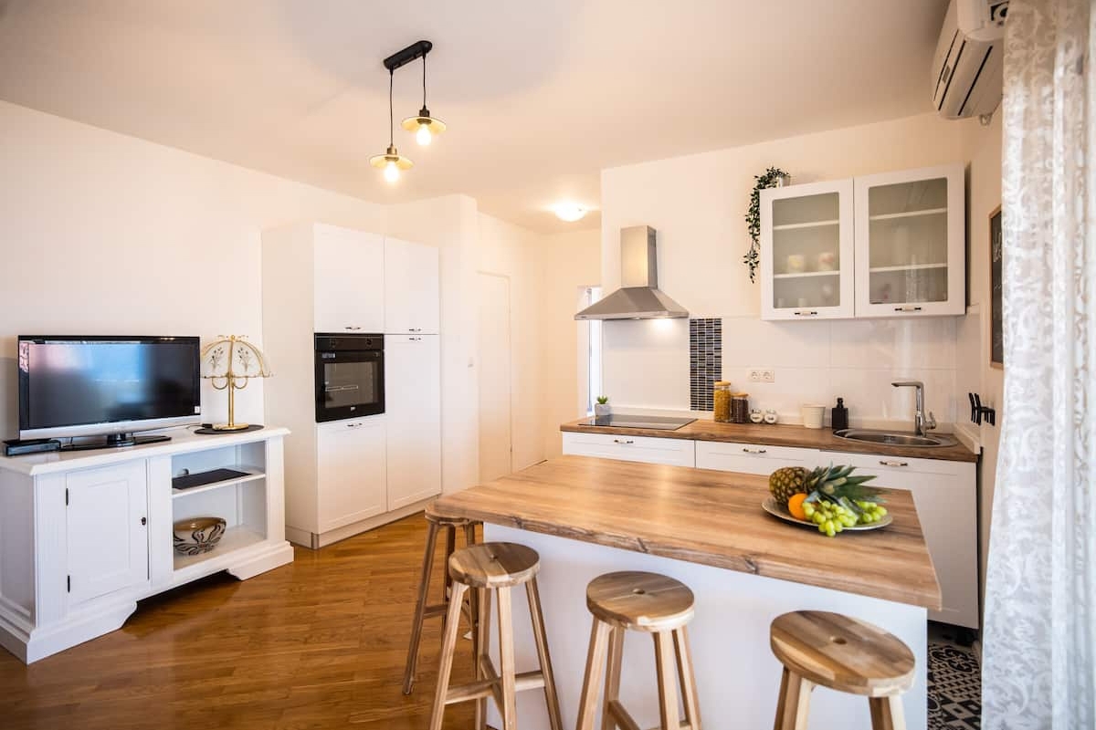 Villa su un ampio terreno con piscina riscaldata e vista mare aperta