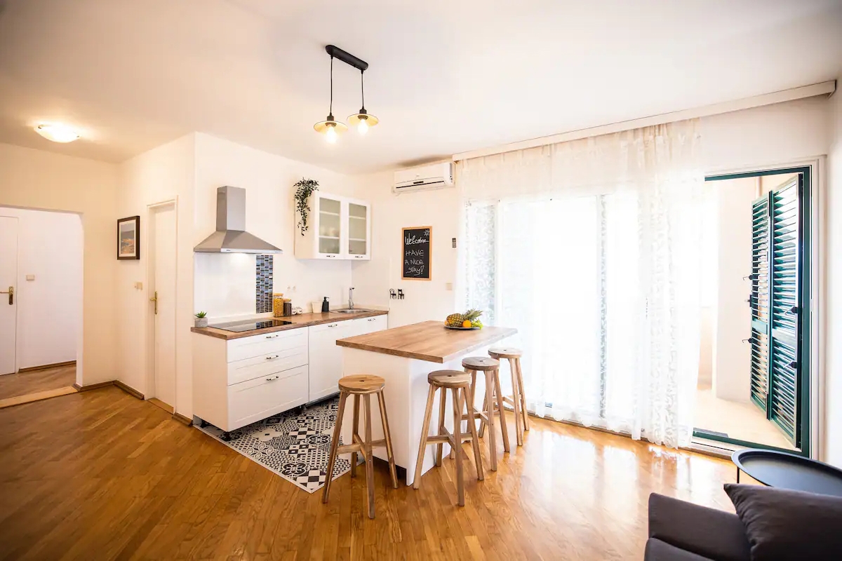 Villa su un ampio terreno con piscina riscaldata e vista mare aperta