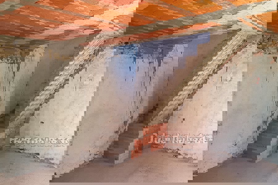 Casa in pietra semi-indipendente in rovina, in vendita