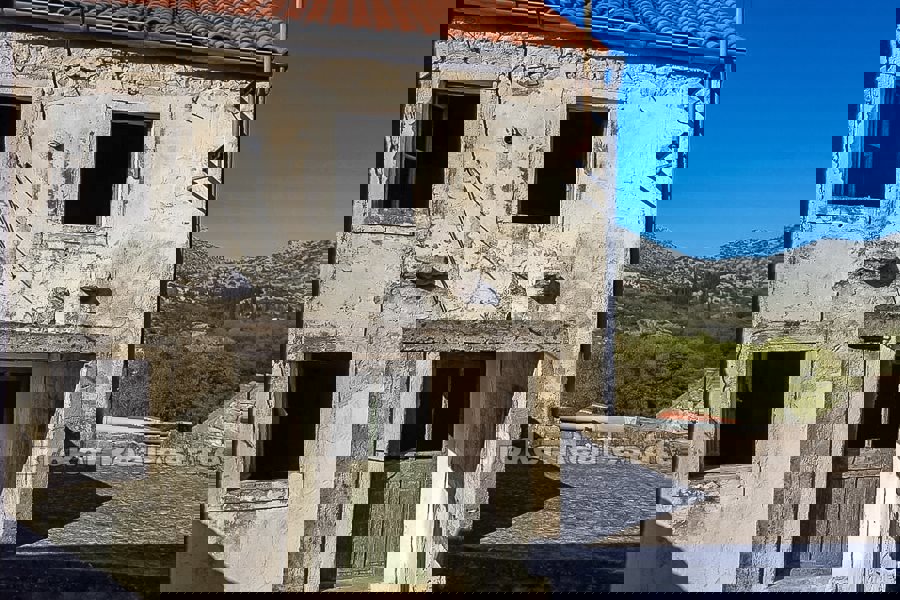 Casa in pietra semi-indipendente in rovina, in vendita