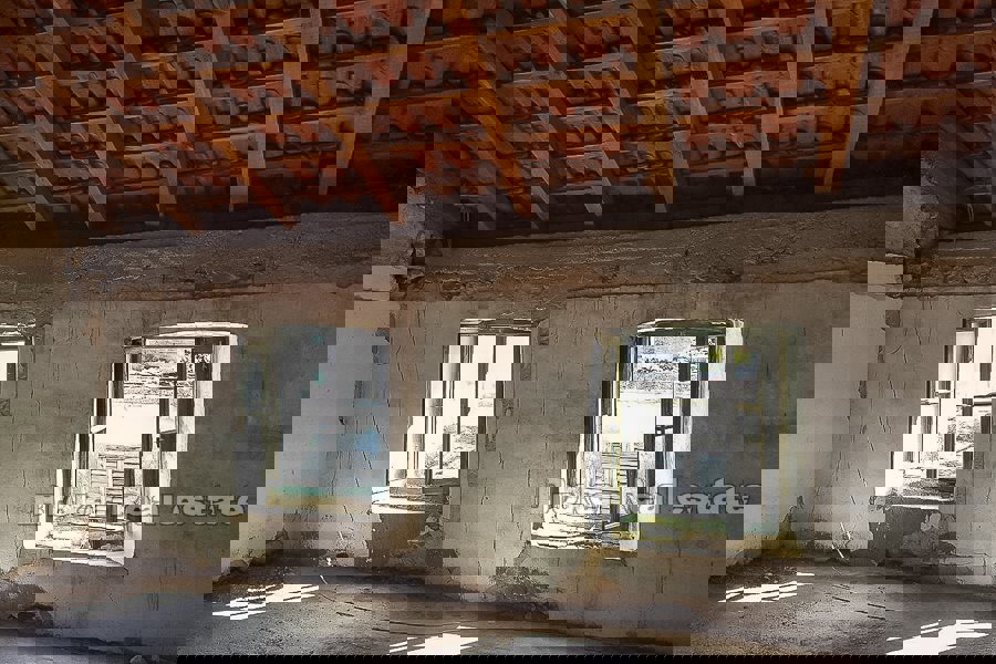 Casa in pietra semi-indipendente in rovina, in vendita