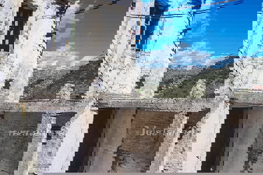 Casa in pietra semi-indipendente in rovina, in vendita