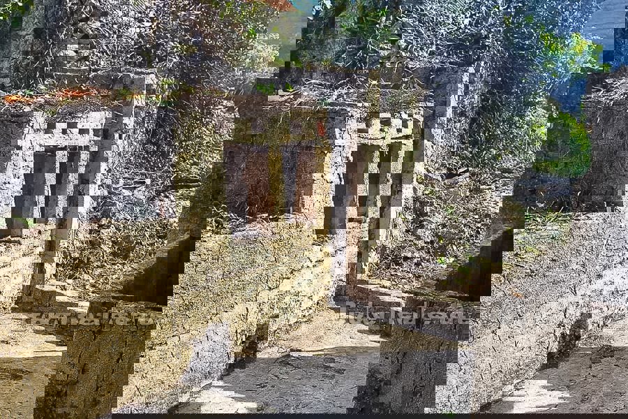 Casa in pietra semi-indipendente in rovina, in vendita