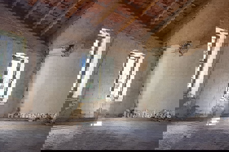 Casa in pietra semi-indipendente in rovina, in vendita