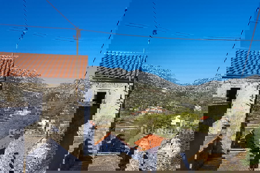 Casa in pietra semi-indipendente in rovina, in vendita