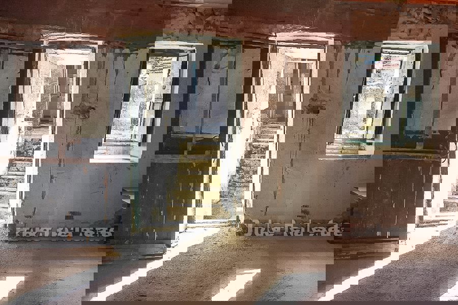 Casa in pietra semi-indipendente in rovina, in vendita