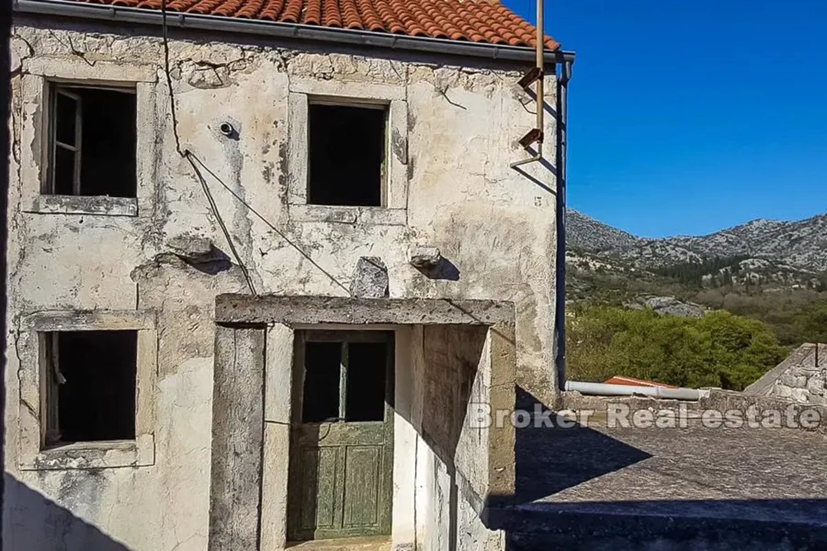 Casa in pietra semi-indipendente in rovina, in vendita