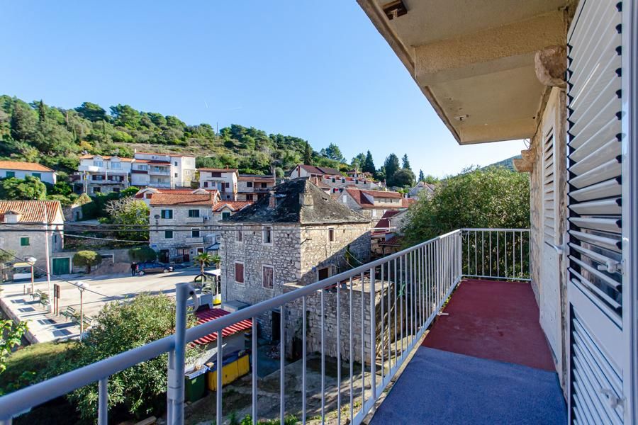 Casa in pietra sul lungomare