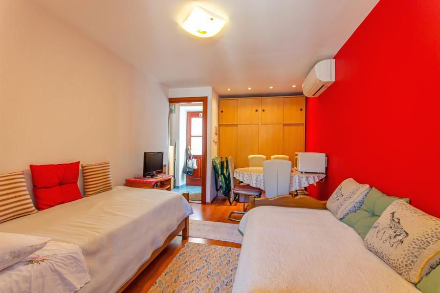 Casa in pietra sul lungomare